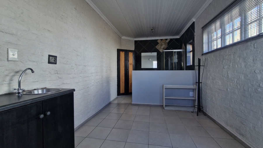 5 Bedroom Property for Sale in Middedorp Western Cape